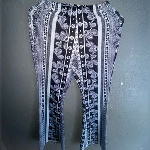 Black and white pattern leggings.Cute and simple, great material. hardly used.
